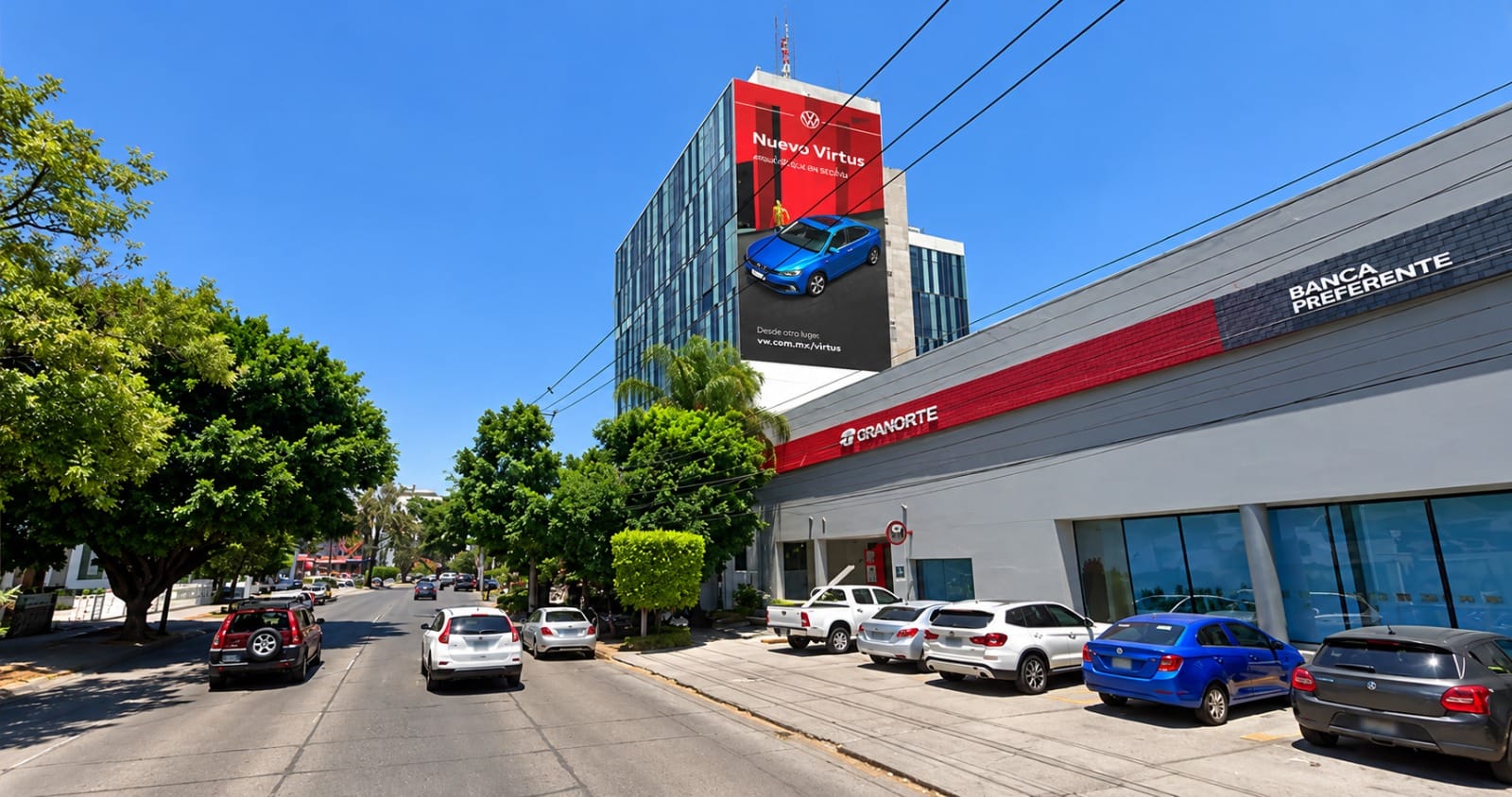 Muro publicitario de gran formato en la fachada de un edificio sobre una avenida